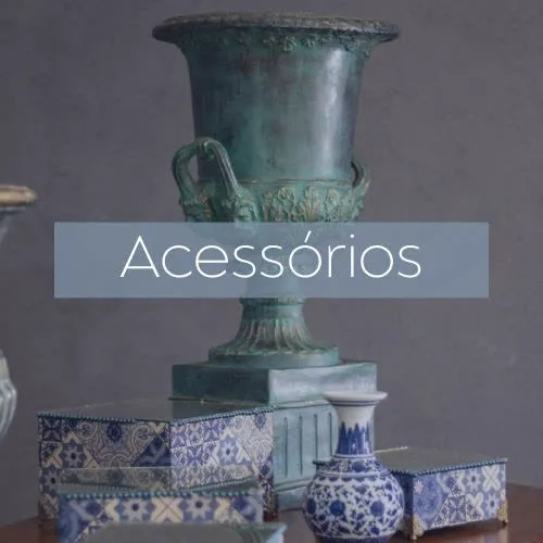 Ânfora verde, vasos e caixas de porcelana azul para decoração de festa