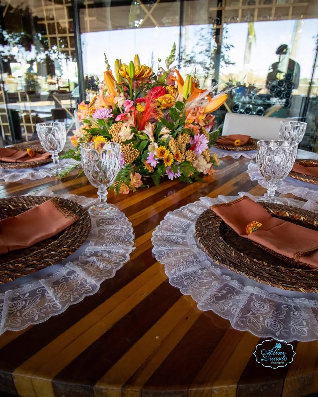 Mesa posta com arranjo de flores montada pela equipe The Blue