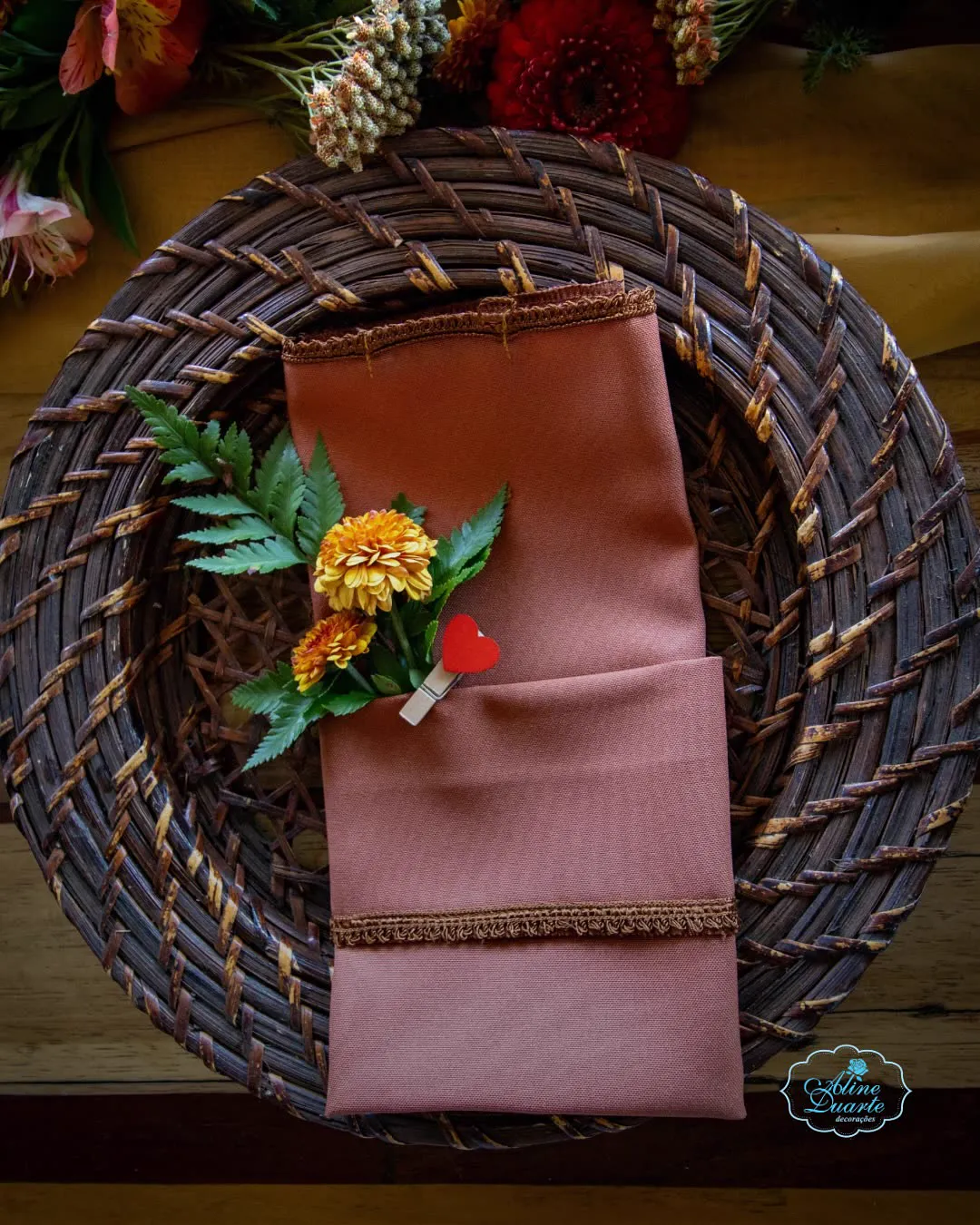 Sousplat de fibra com guardanapo rosé e flor